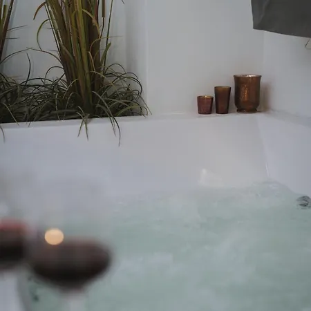 Stylish W Jacuzzi, 5 Min To White Tower Apartment