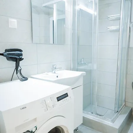 Stylish W Jacuzzi, 5 Min To White Tower Apartment *